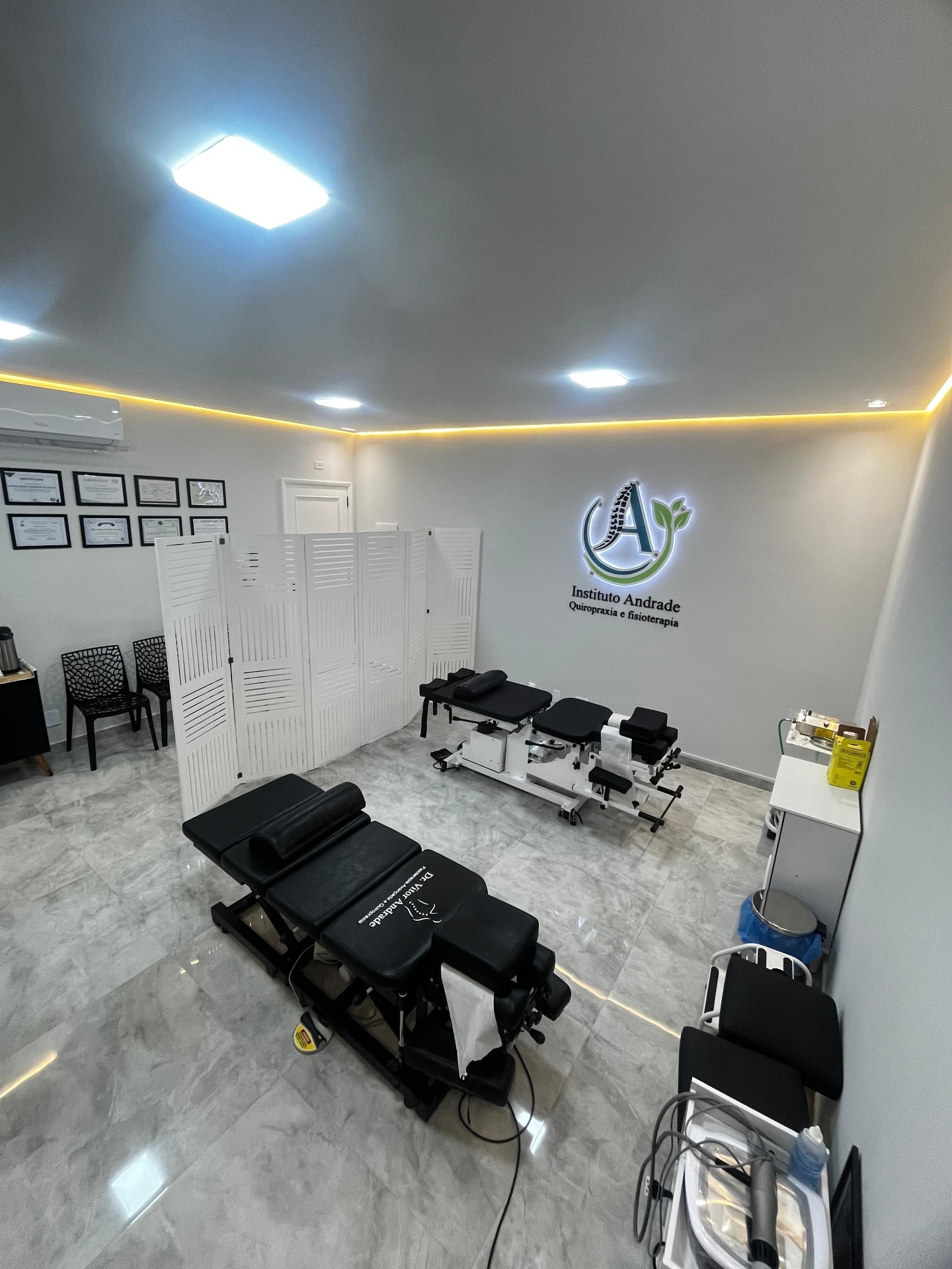 Sala de atendimento do Instituto Andrade com macas de quiropraxia